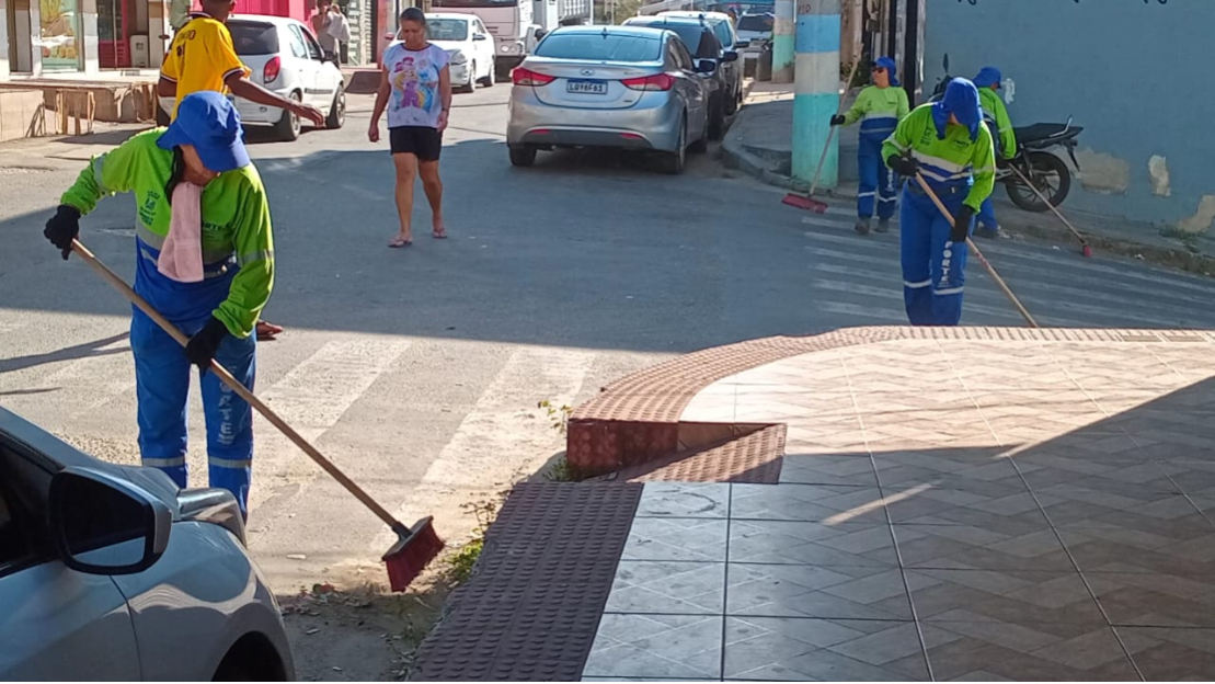 Equipes de Serviços realizam ações de varrição e manutenção das áreas verdes em Cariacica neste domingo (16)