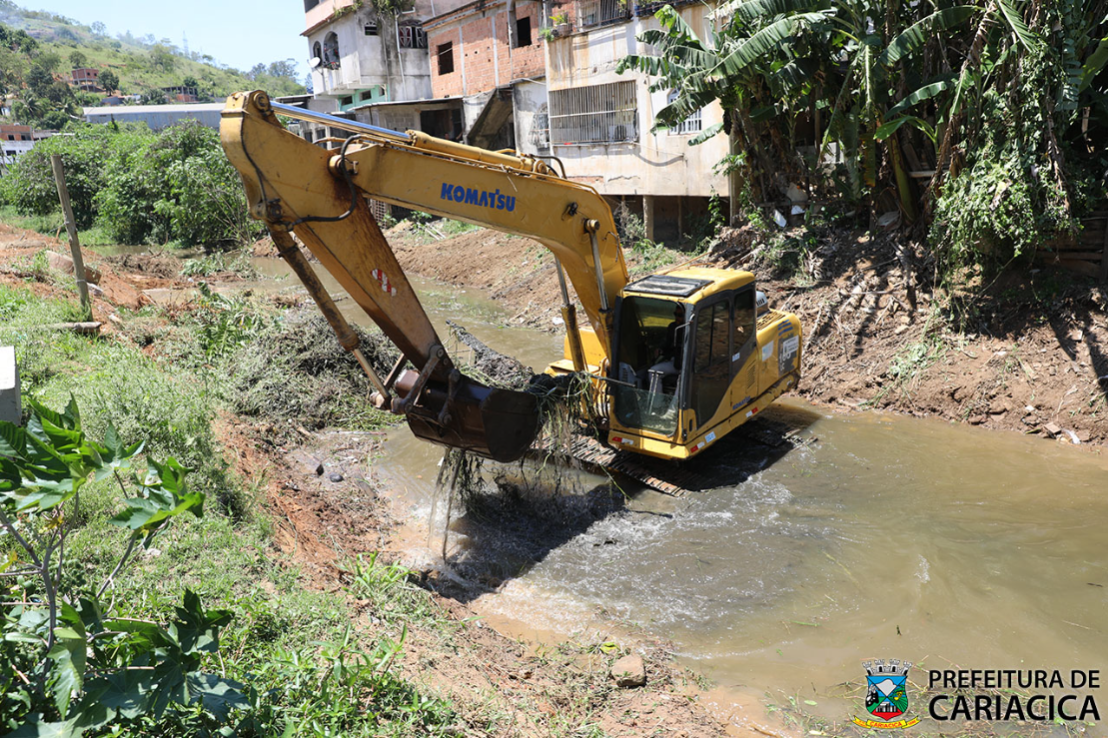 Trabalho preventivo de limpeza é realizado no Rio Formate