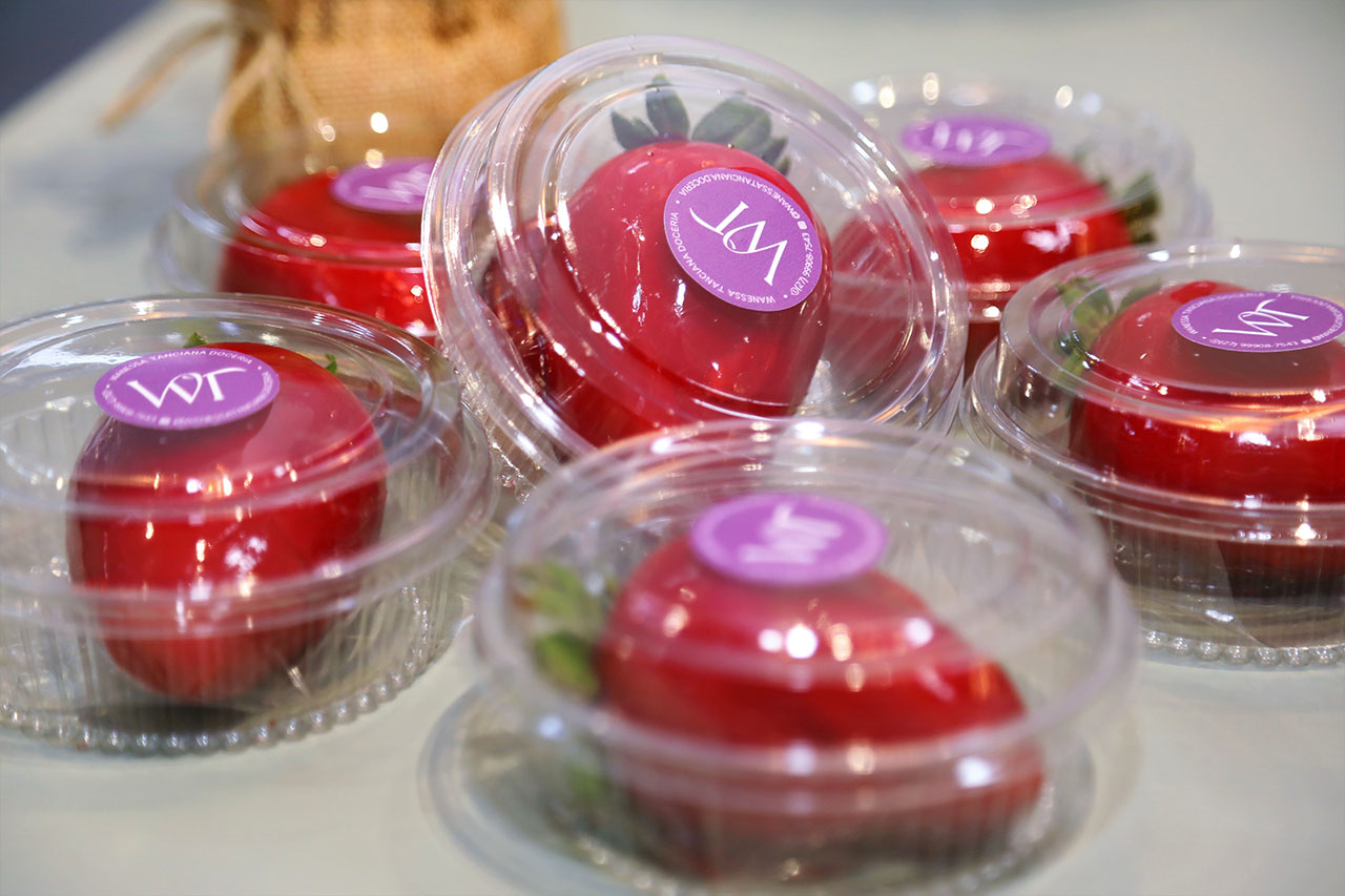 Morango do Amor: doce queridinho da internet também faz sucesso no Mercado Municipal e Polo Gastronômico