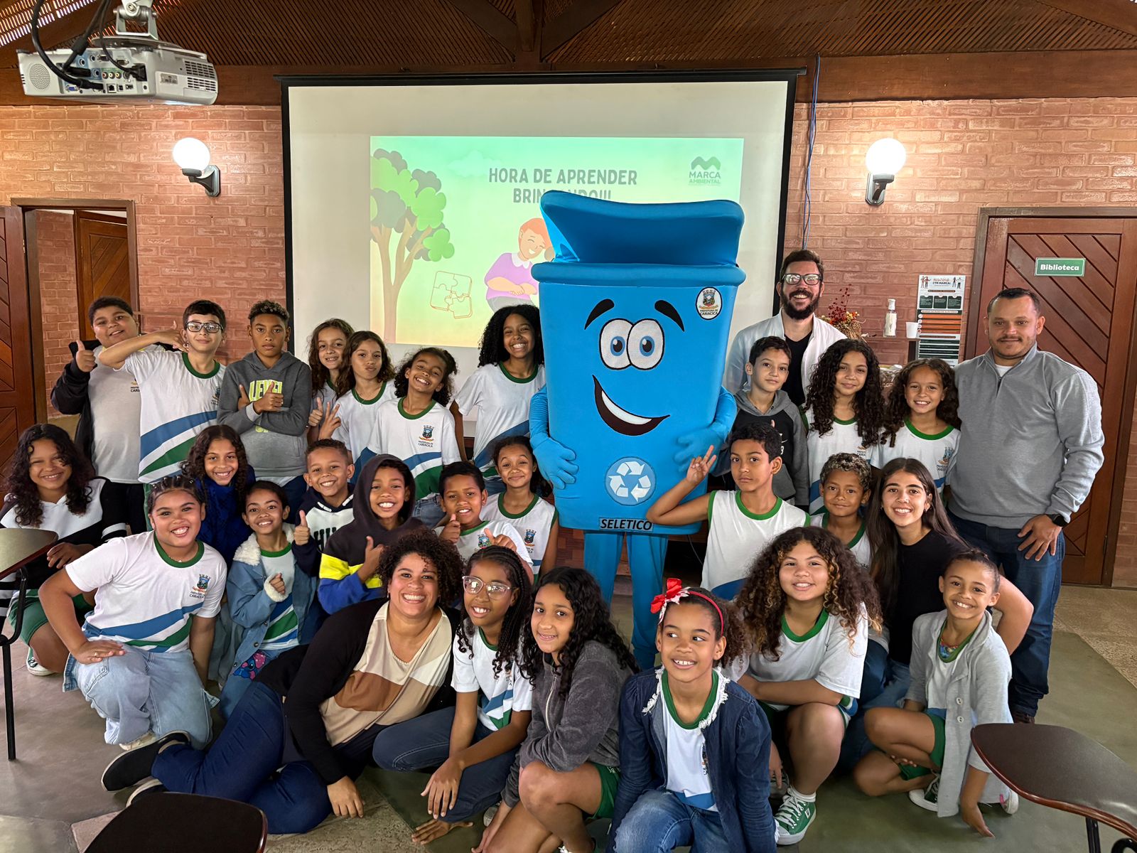 Alunos de Nova Rosa da Penha II aprendem sobre reciclagem durante atividade do projeto Seletico nas Escolas