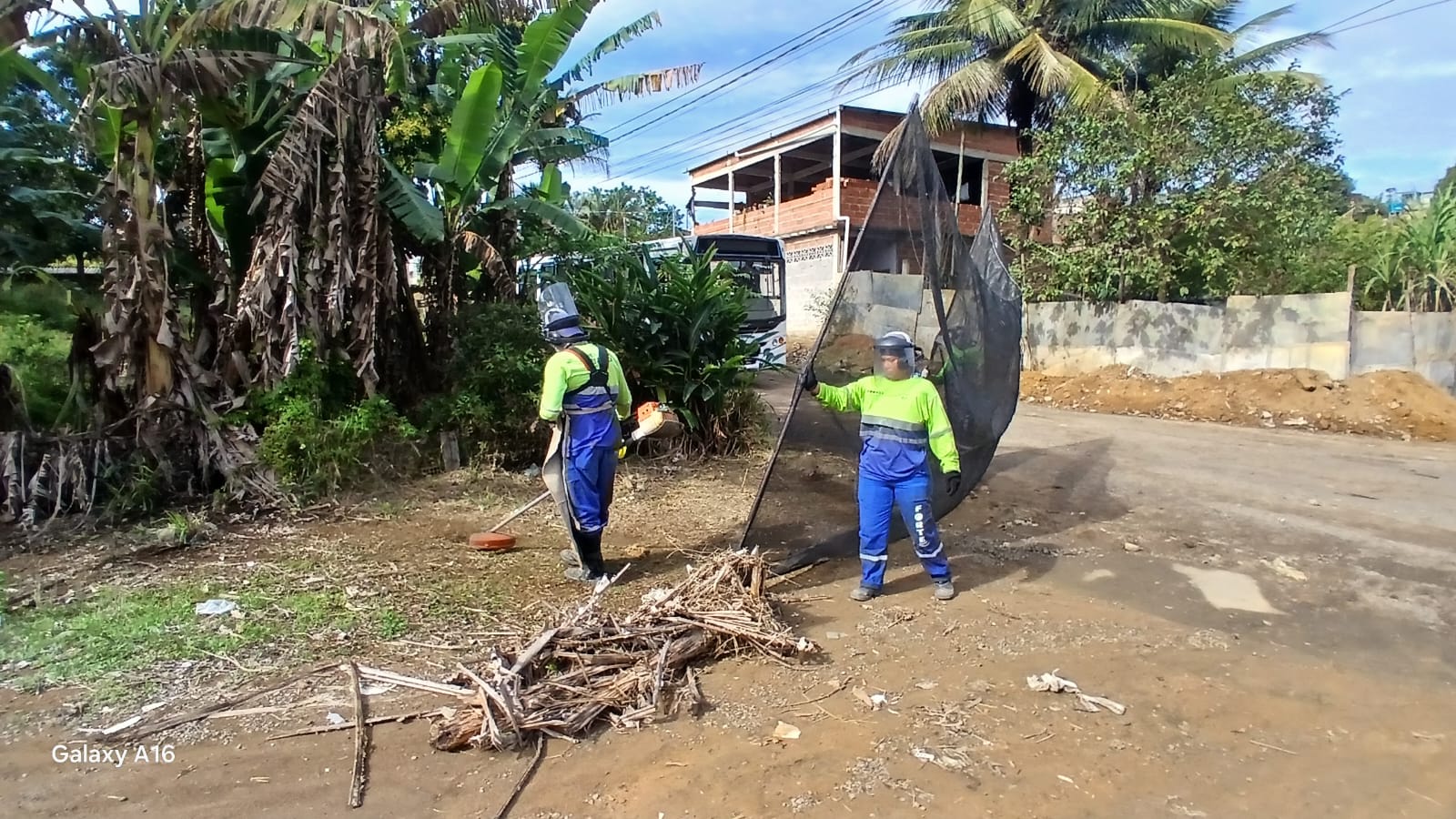 Secretaria de Serviços intensifica ações de limpeza e tapa-buracos em bairros nesta quarta (17)