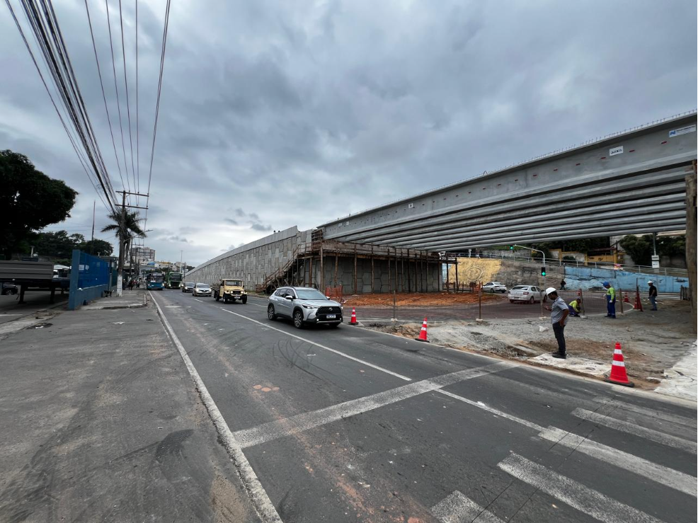 Trânsito é liberado na Avenida Mário Gurgel após içamento de vigas do viaduto