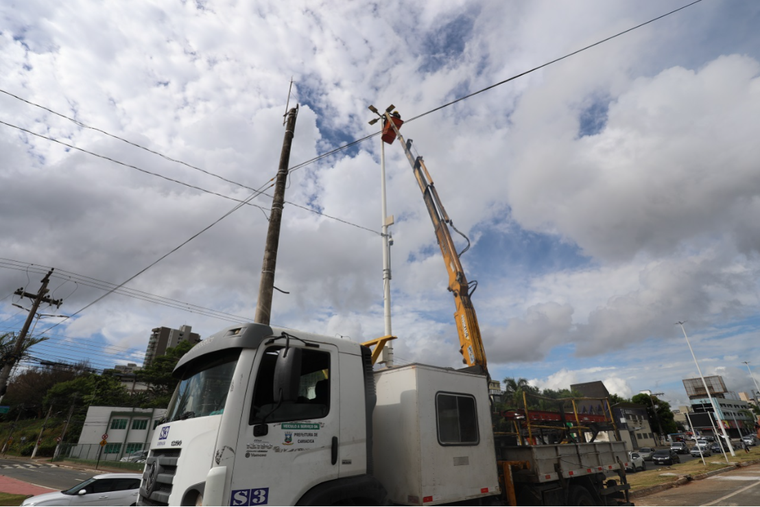 Avenida Mário Gurgel recebe implantação de 11 postes para a iluminação pública