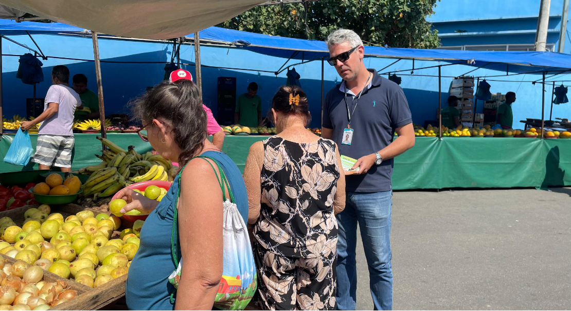 Agricultura realiza ação de orientação sobre segurança alimentar em feira livre de Cariacica-Sede