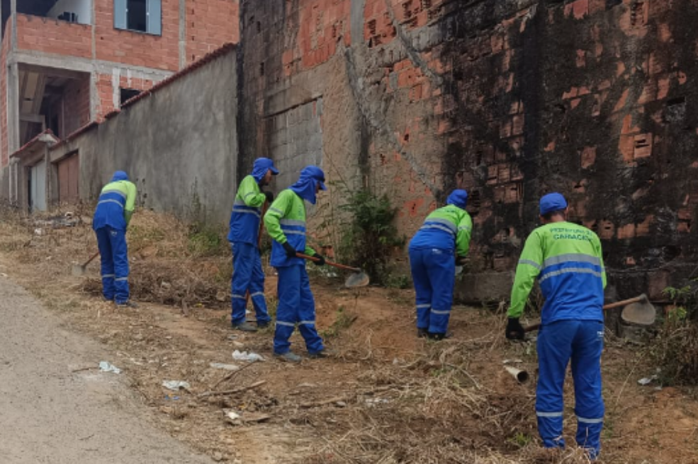 Bairros de Cariacica recebem limpeza e Operação Tapa-Buraco