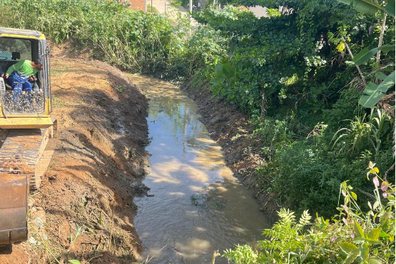 Canais em Nova Rosa da Penha, Boa Sorte e Flexal recebem limpeza