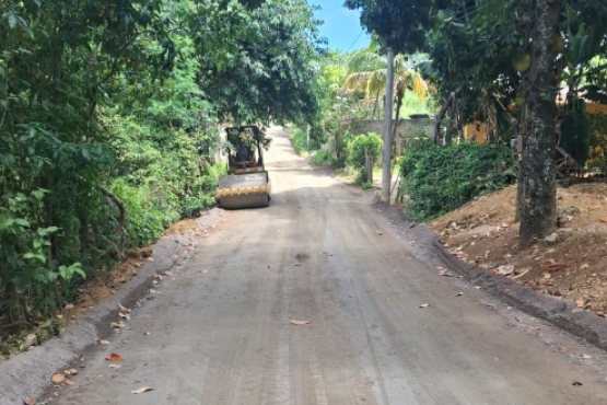 Melhorias na cidade: em Boa Vista, Rua Oito recebe patrolamento e aplicação de revsol