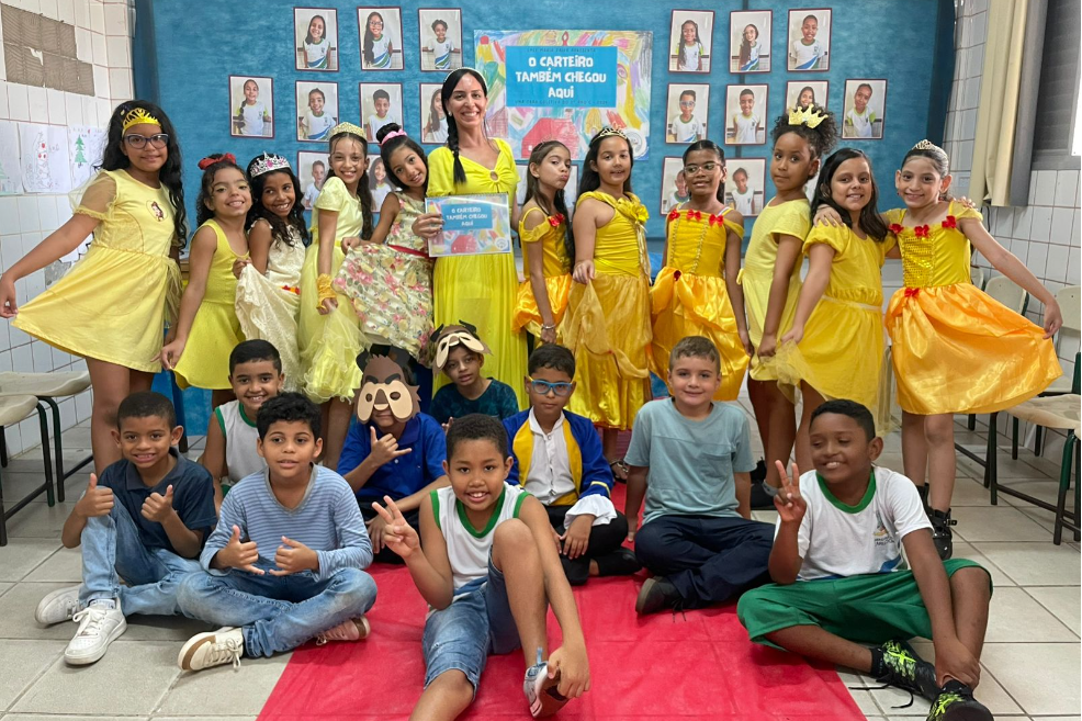 Alunos de escola municipal fazem releitura de livro e participam de tarde de autógrafos