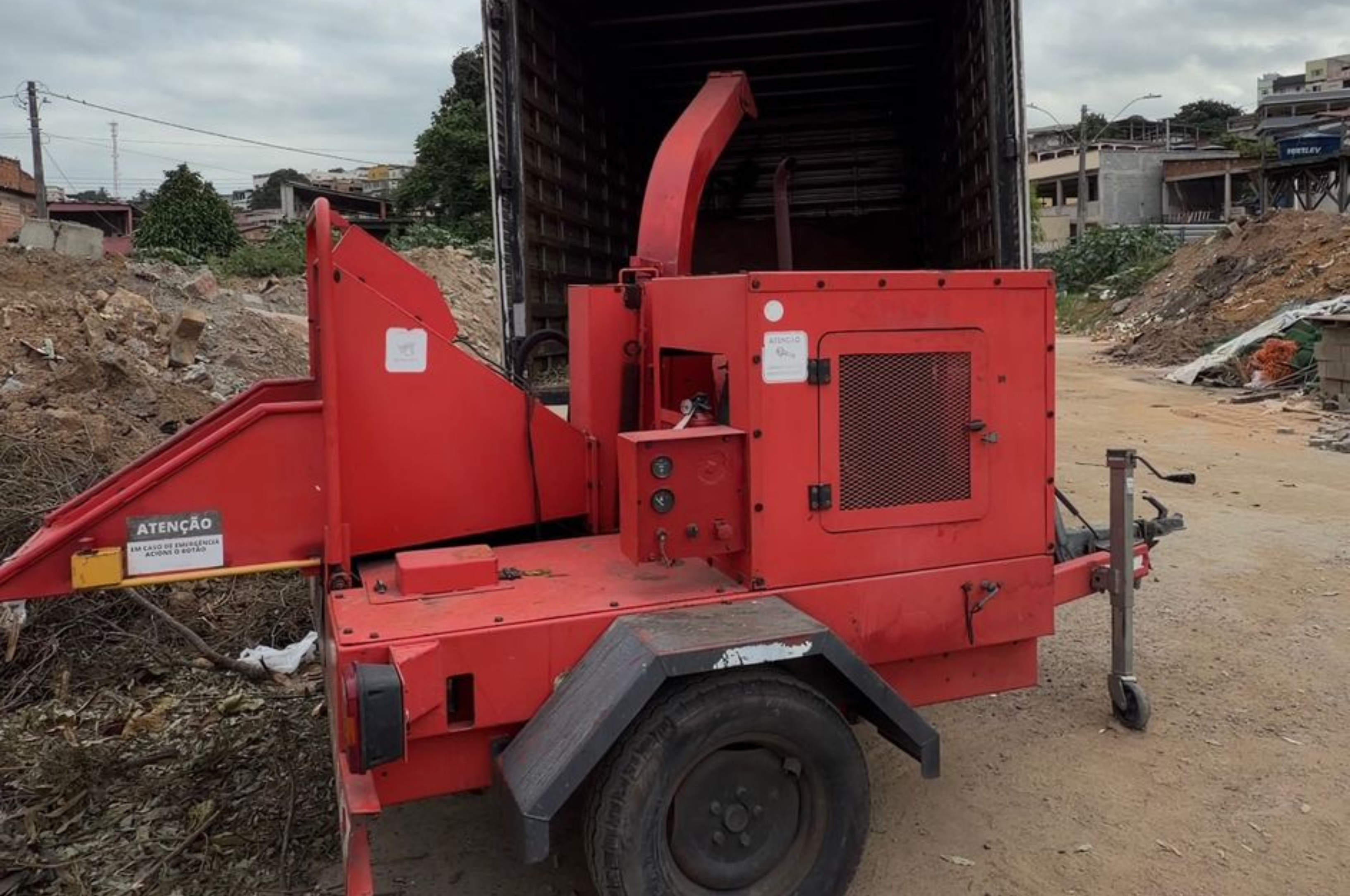De resíduo a recurso: triturador de galhos transforma poda em adubo orgânico