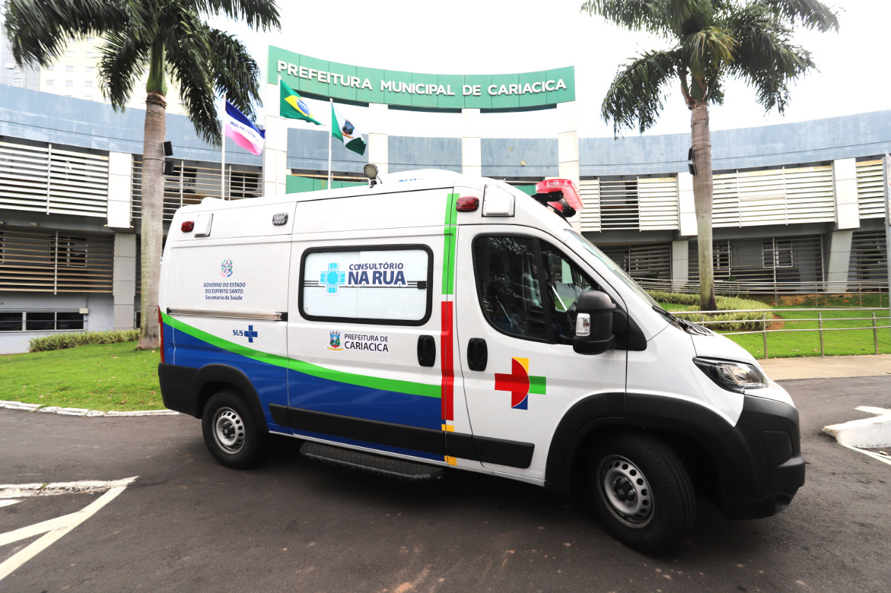 Unidade móvel de saúde leva atendimento médico a pessoas em situação de rua
