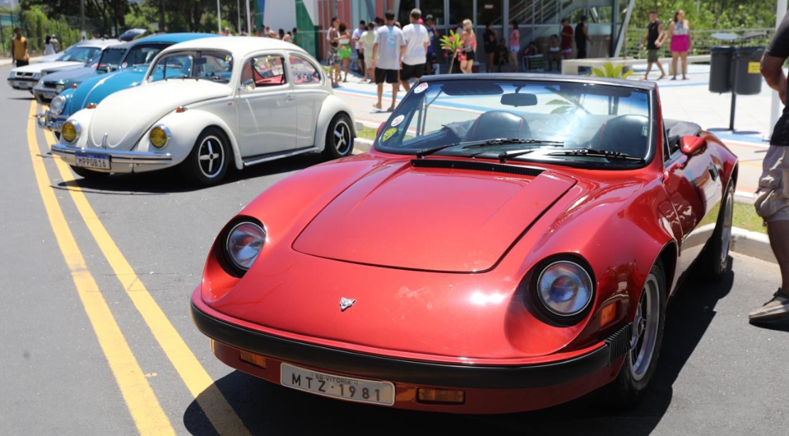 Nova Orla de Cariacica recebe diversas relíquias com exposição de carros antigos
