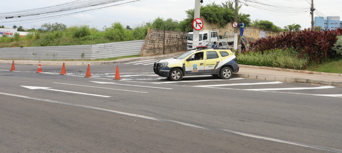 Agentes de trânsito alertam condutores para mudança de sentido da Rua São Jorge em Alto Lage