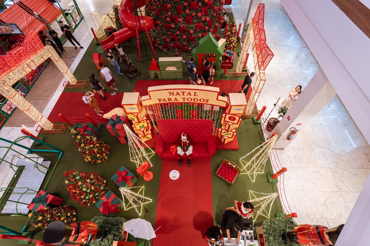 Trono adaptado, brinquedos acessíveis e intérprete de Libras recebem os visitantes no Natal para Todos em shopping de Cariacica
