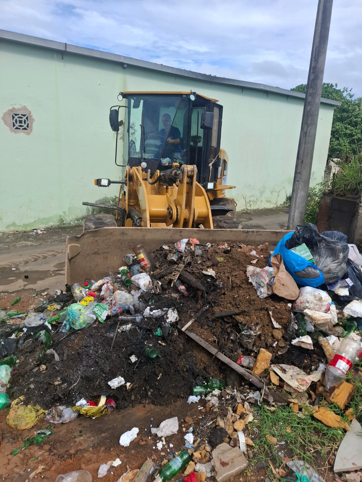 Secretaria de Serviços intensifica limpeza de pontos viciados de lixo em Mucuri e Nova Valverde