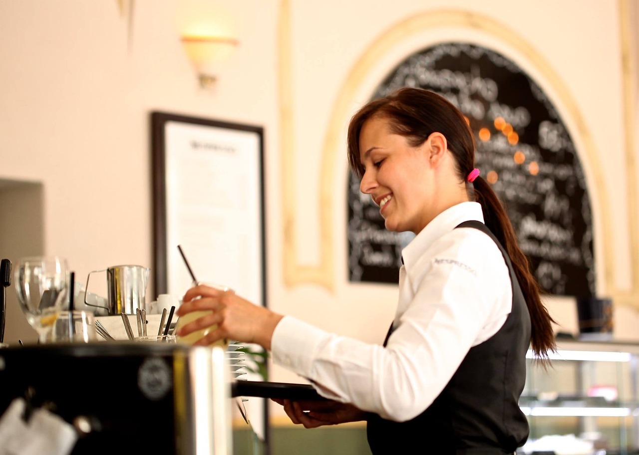 Abertas inscrições para cursos gratuitos de garçom e atendimento em restaurantes e cafeterias