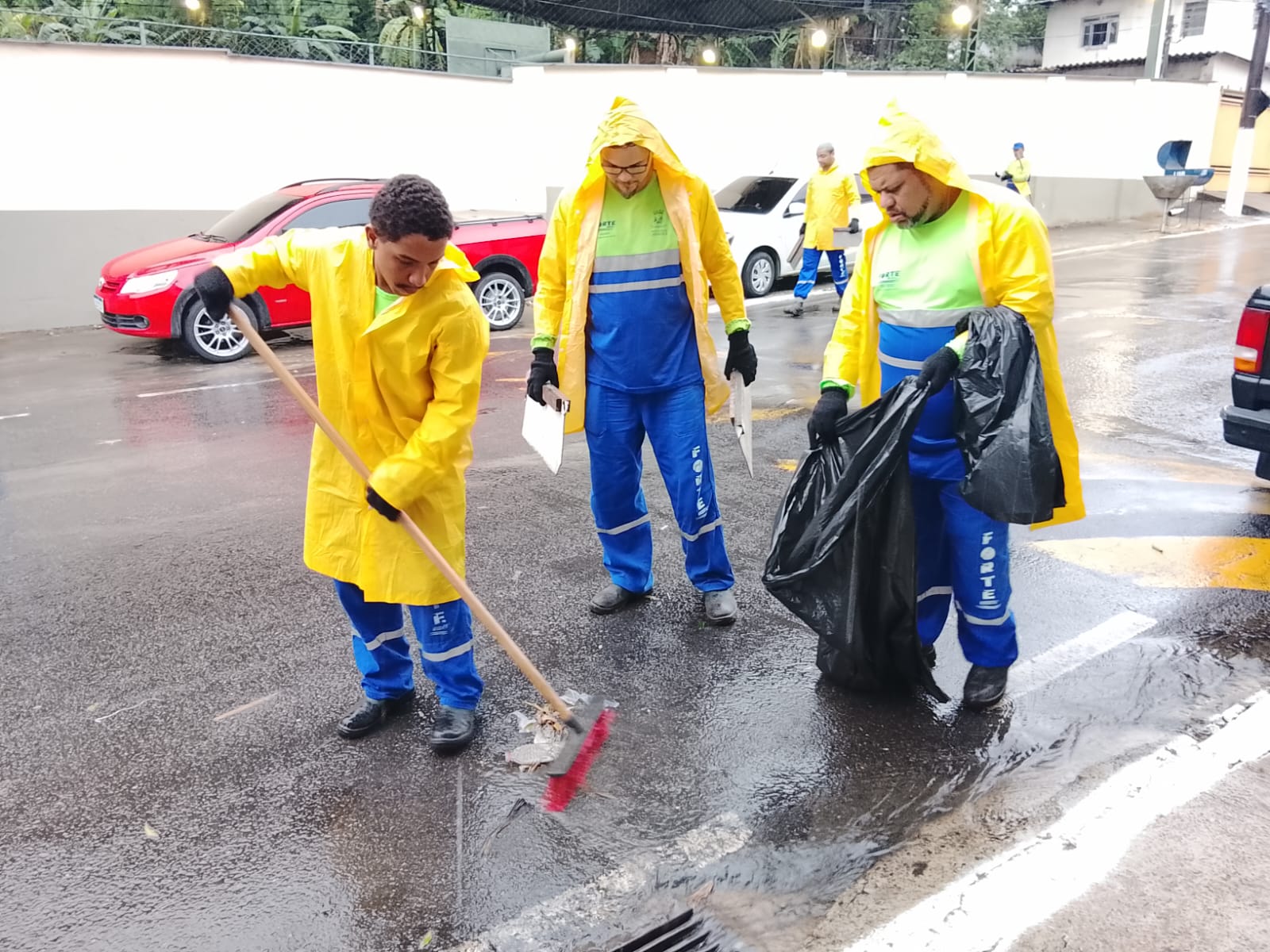 Equipes da Secretaria de Serviços realizam força-tarefa de limpeza após chuvas no município