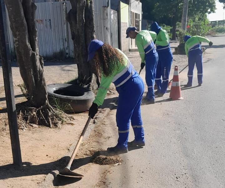 Secretaria de Serviços realiza tapa-buracos, limpeza e poda em diversos bairros neste sábado (14)