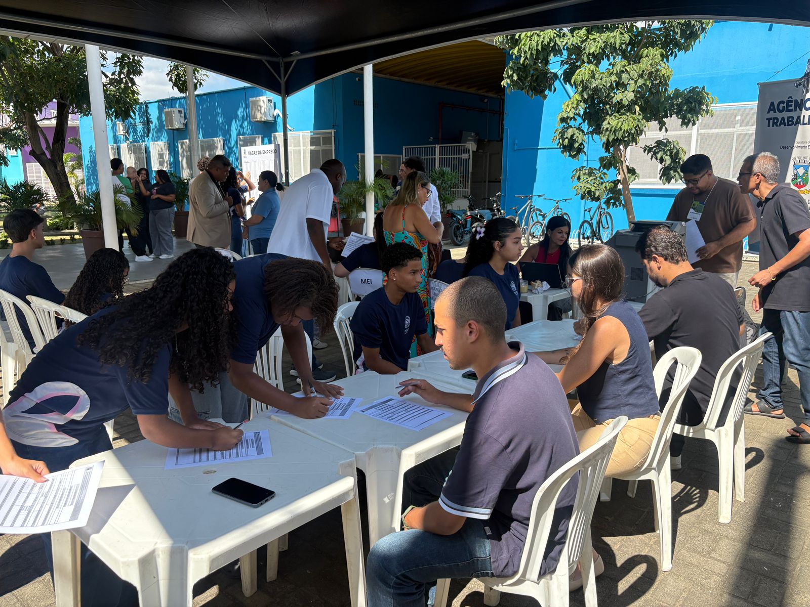 Desenvolvimento na Praça leva emprego, estágio e serviços para o bairro Morada de Santa Fé