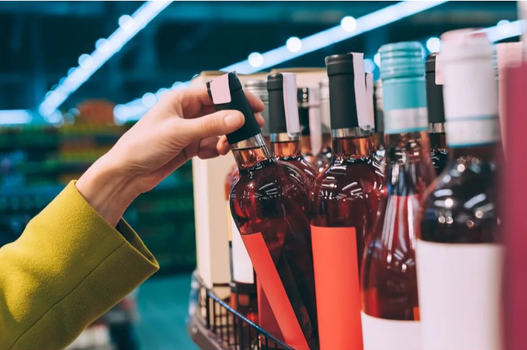 Procon de Cariacica alerta consumidores e comerciantes sobre riscos de bebidas falsificadas