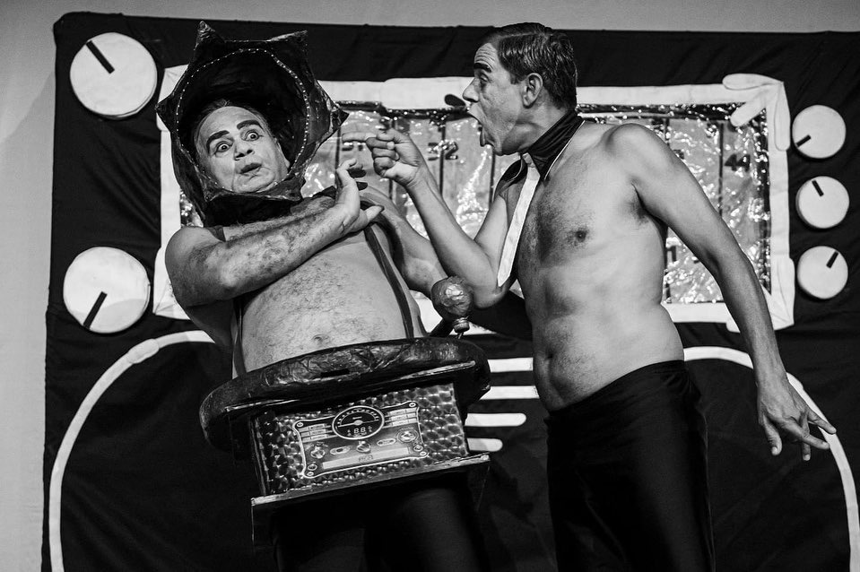 Curta a Quarta: peça “Vitor ou Vitrola?!” será exibida no Teatro Frei Civitella