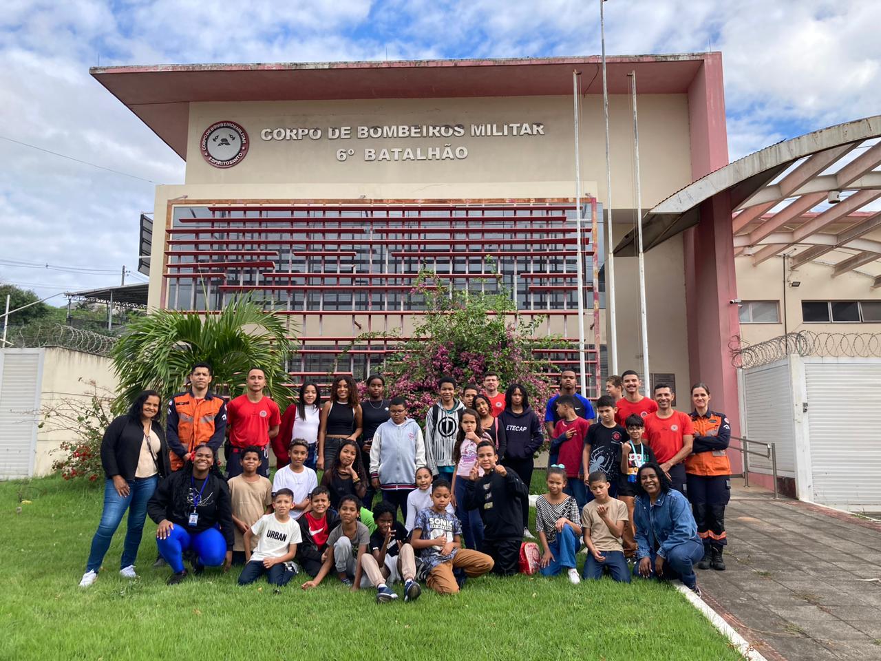 Um dia como bombeiro: crianças atendidas pelo Cras de Nova Rosa da Penha visitam instalações do Corpo de Bombeiros 