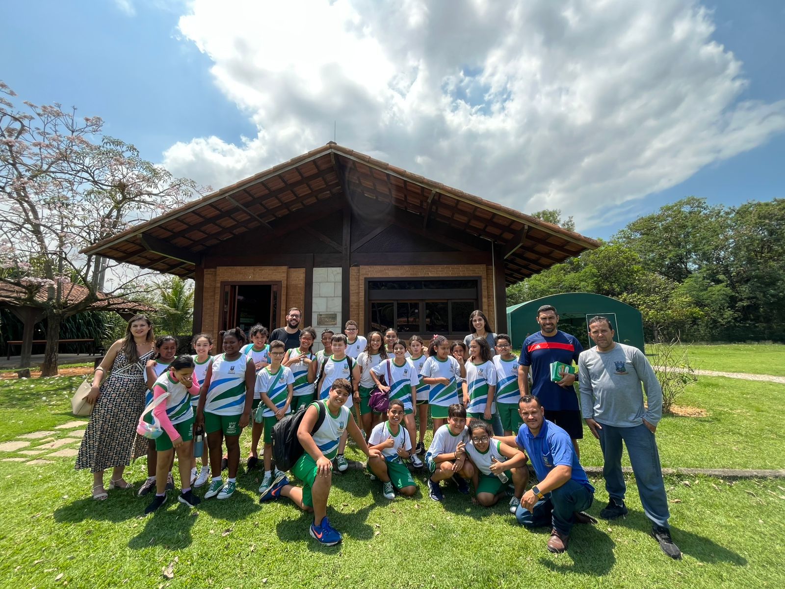 Estudantes mergulham no universo da reciclagem durante visita técnica