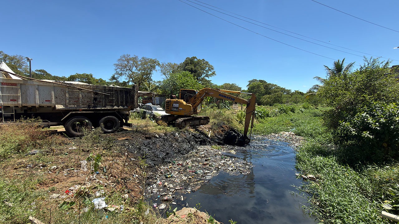 Equipes da Secretaria de Serviços atuam na limpeza de canais e redes de drenagem do município 